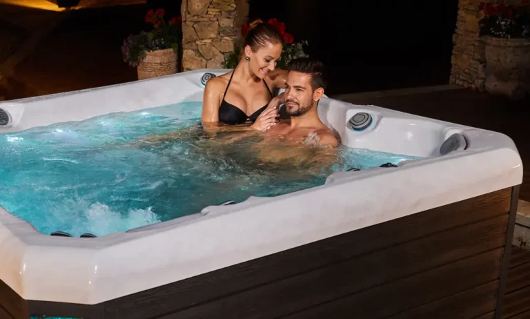 The Paris Hot Tub from Wellis