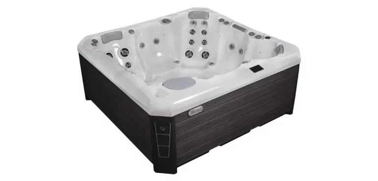 NC Wellis lounger hot tub